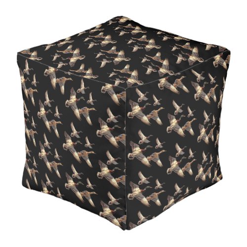 Pouf noir avec canards colverts en vol