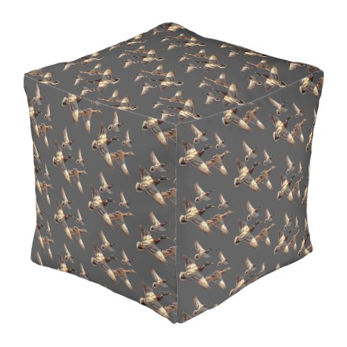Pouf gris avec canards colverts en vol